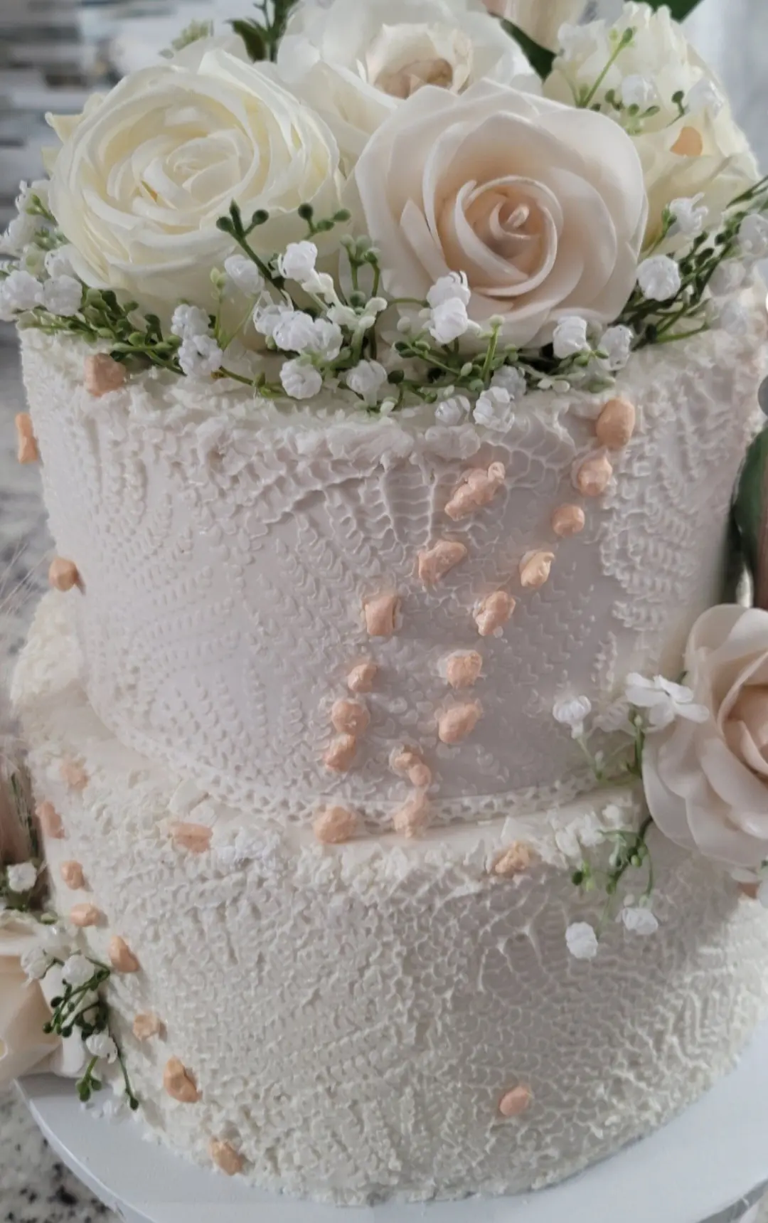 A close up of the top layer of a cake